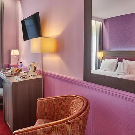 Poussin Hotel