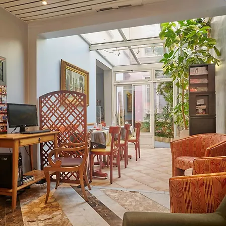 Hotel Poussin Parigi
