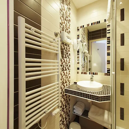 Poussin Hotel 3*