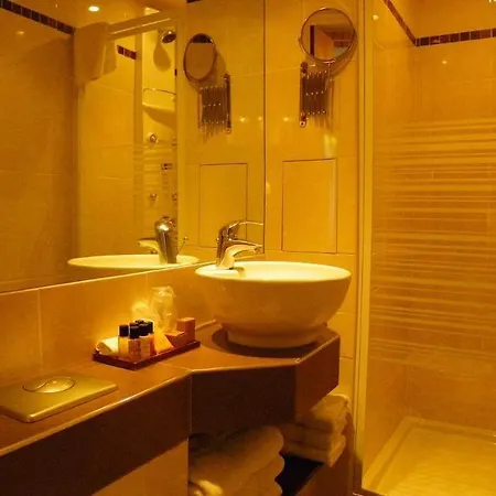Poussin Hotel
